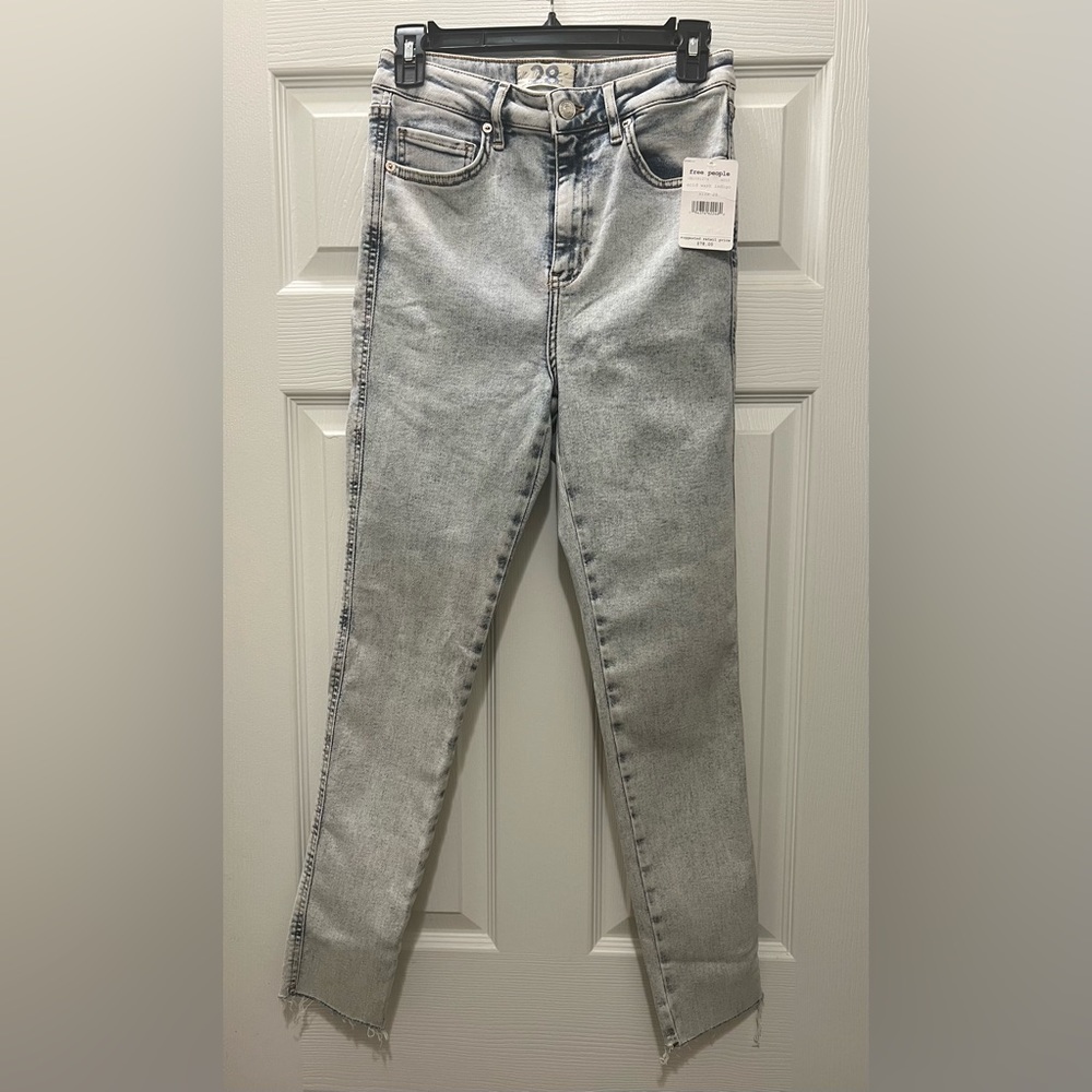 Light Wash Free People Denim. Brand New With Tags. Size 28. Skinny Jeans.